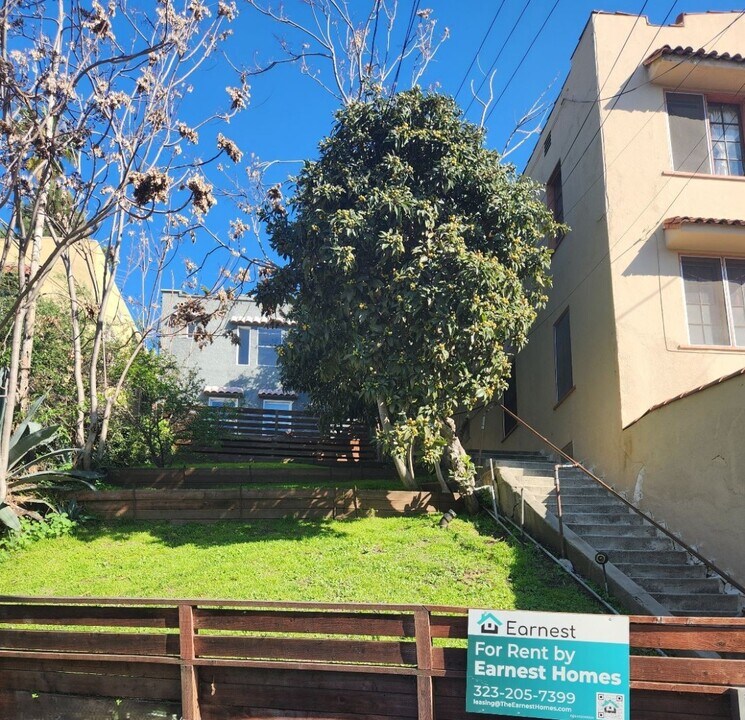 834 Laguna Ave in Los Angeles, CA - Building Photo