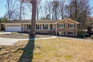 4981 Hidden Branches Dr in Dunwoody, GA - Building Photo