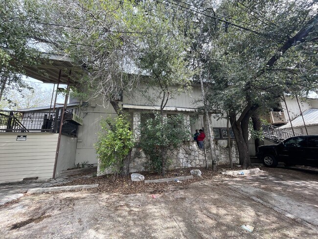 201 E Dullnig Ct-Unit -#5 in San Antonio, TX - Building Photo - Building Photo