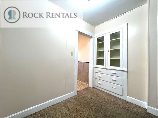 125 W 16th Ave in Hutchinson, KS - Building Photo - Building Photo