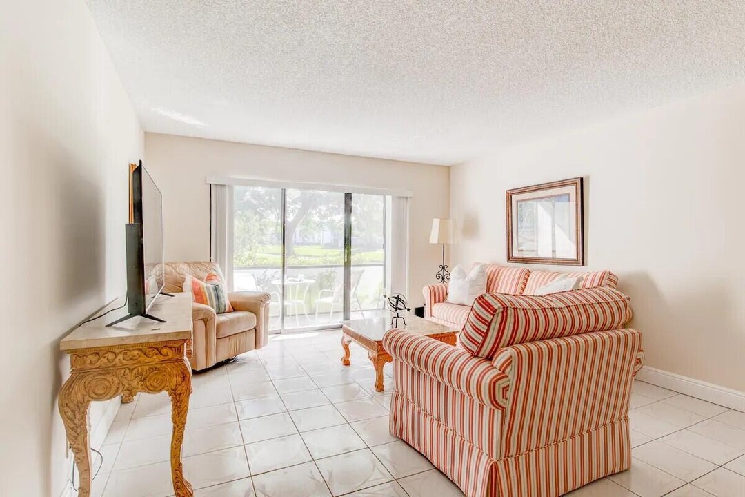 1007 Green Pine Blvd in West Palm Beach, FL - Building Photo