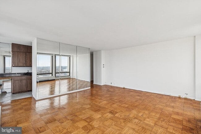 220 Locust St in Philadelphia, PA - Building Photo - Building Photo