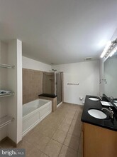 500 Admirals Way in Philadelphia, PA - Building Photo - Building Photo