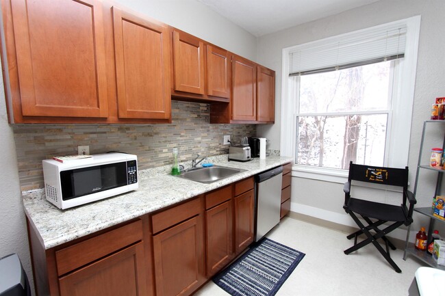 326 S Bouquet St, Unit 3 Bedroom in Pittsburgh, PA - Foto de edificio - Building Photo