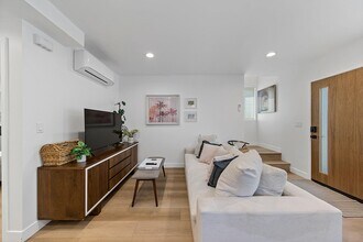 4366 Toland Way in Los Angeles, CA - Building Photo - Building Photo