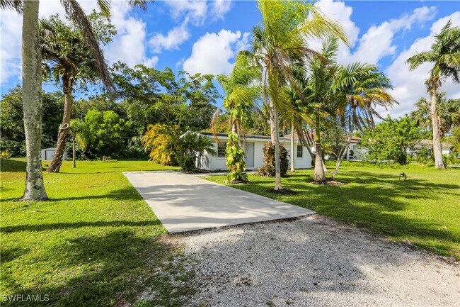 5761 Lancewood Way in Naples, FL - Foto de edificio - Building Photo