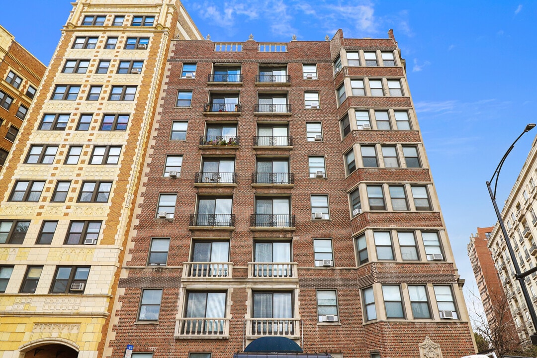 3330 N Lake Shore Dr in Chicago, IL - Building Photo