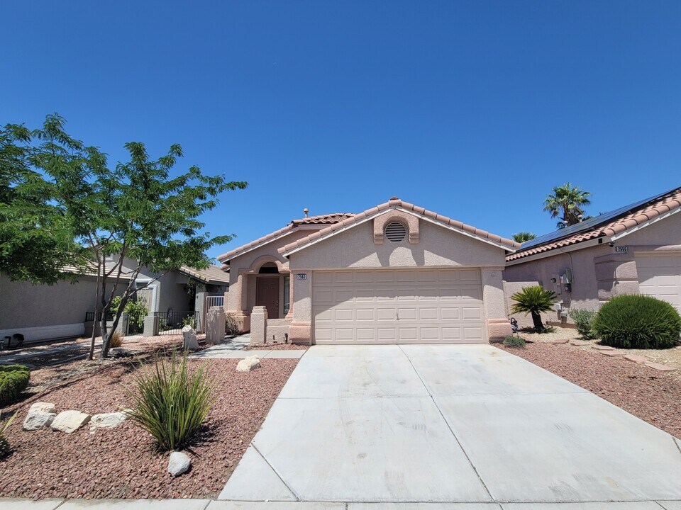 2563 Spruce Creek Dr in Las Vegas, NV - Building Photo