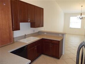 1335 Mariposa Cir-Unit -203 in Naples, FL - Foto de edificio - Building Photo