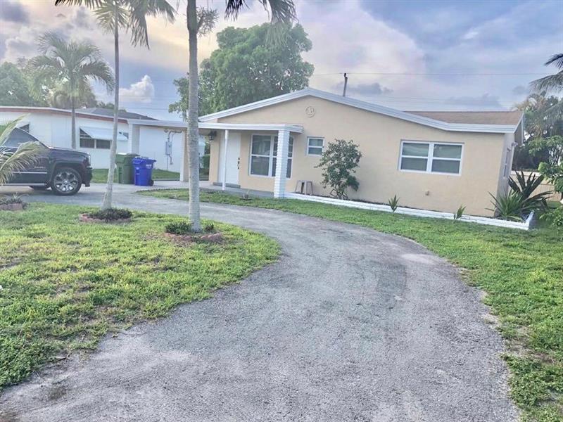 6951 SW 10th Ct in Pembroke Pines, FL - Building Photo