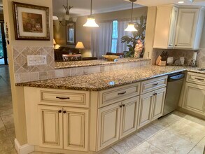 600 Uno Lago Dr in North Palm Beach, FL - Building Photo - Building Photo