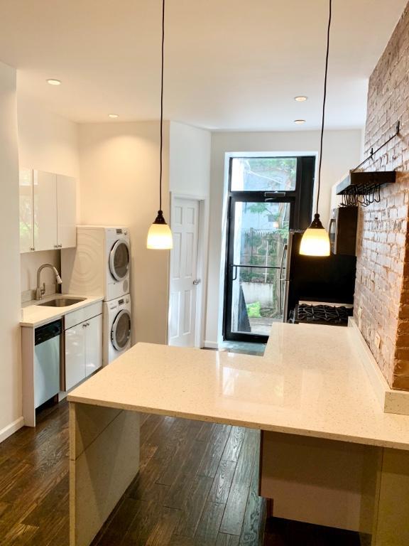 318 E 90th St in New York, NY - Building Photo - Building Photo