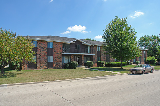 Windsong Court Apartments in Racine, WI - Building Photo - Building Photo