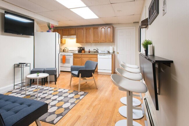 43 Bay State Rd, Unit B in Boston, MA - Building Photo - Building Photo