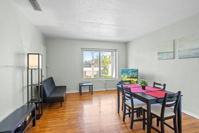 8100 Crespi Blvd in Miami Beach, FL - Building Photo - Building Photo