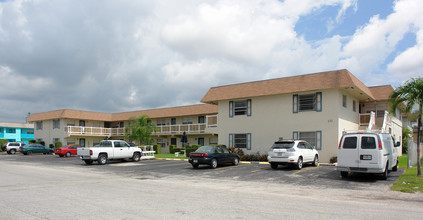 Oakwood Apartments in Fort Lauderdale, FL - Foto de edificio - Building Photo