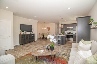 201 Ashley Ct in Babylon, NY - Building Photo