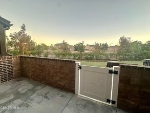 300 Farmhouse Dr in Simi Valley, CA - Foto de edificio - Building Photo