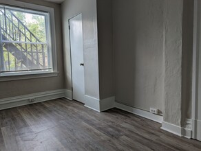 424 Lloyd St, Unit Lloyd St Apt 2 in Pittsburgh, PA - Building Photo - Building Photo