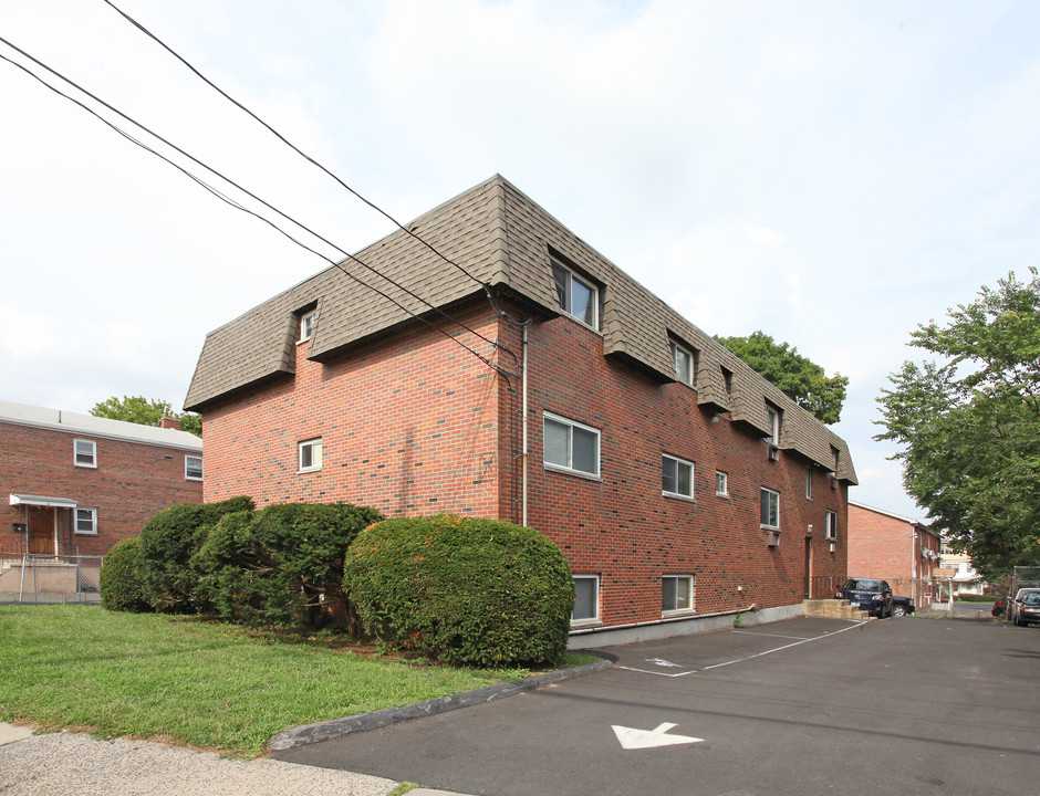 385 High St in New Britain, CT - Building Photo