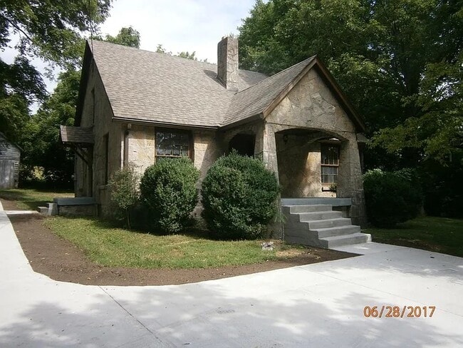 709 S Dickerson Rd