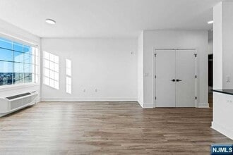 520 Cliff St, Unit 403 in Fairview, NJ - Building Photo - Building Photo
