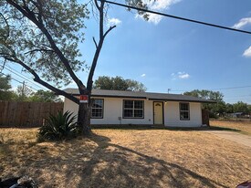 822 Maple St in Jourdanton, TX - Building Photo