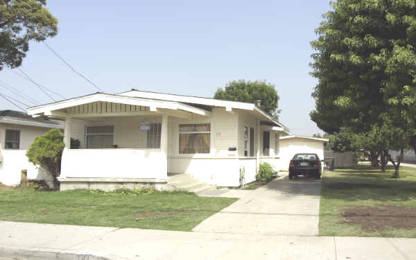 141-149 W 49th St in Long Beach, CA - Building Photo