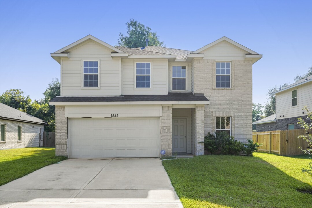 7523 Parkview Dr in Hitchcock, TX - Building Photo