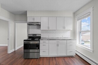 29 Cole St, Unit #2 in East Providence, RI - Foto de edificio - Building Photo