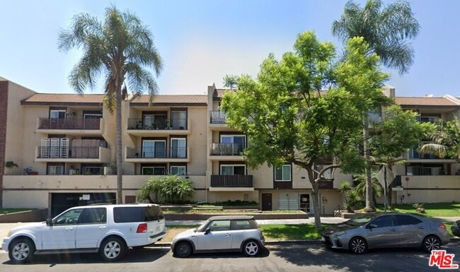 property at 433 S Manhattan Pl