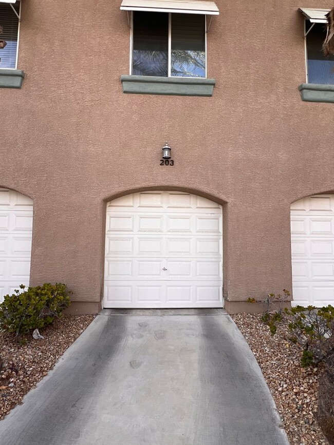 801 Dana Hills Ct in Las Vegas, NV - Building Photo - Building Photo