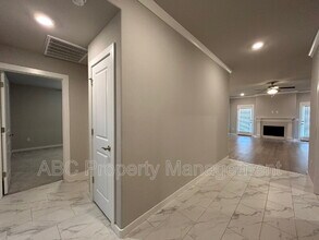 350 S Emerald Woods Run in Farmington, AR - Foto de edificio - Building Photo