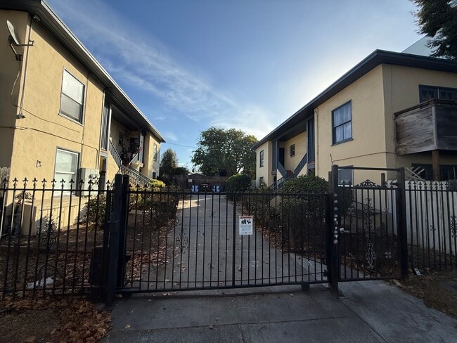 2431-2433 San Pablo Ave in Berkeley, CA - Building Photo - Building Photo