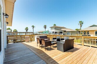 4421 Pelican Rd in Jamaica Beach, TX - Building Photo - Building Photo