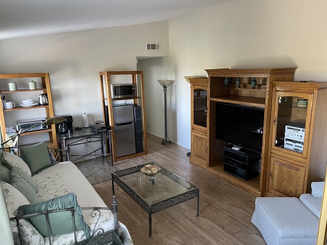 3814 Corbin Ave in Tarzana, CA - Building Photo - Building Photo