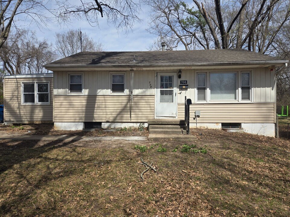 706 W Charles Ct in Independence, MO - Building Photo