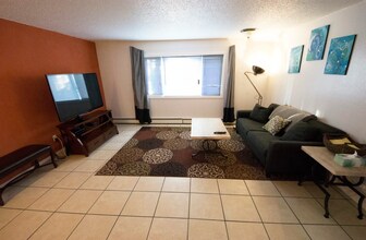 222 W 13th Ave, Unit 3 in Anchorage, AK - Foto de edificio - Building Photo