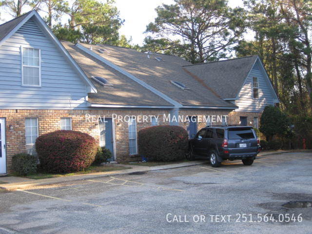 600 Cheshire Ln in Daphne, AL - Building Photo