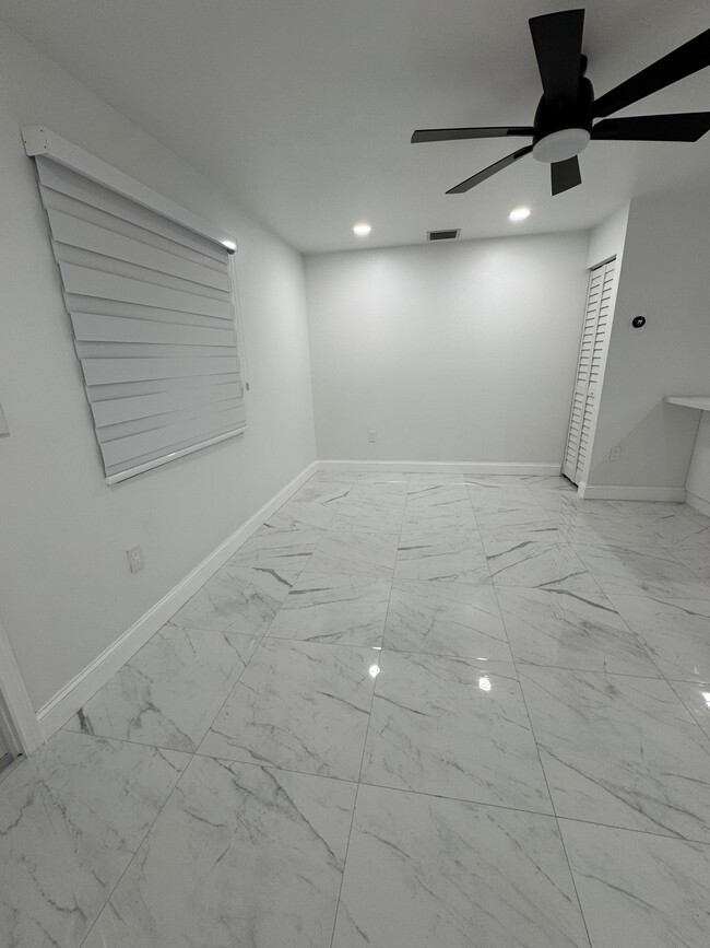 2194 W 60th St, Unit 22205 in Hialeah, FL - Building Photo - Building Photo