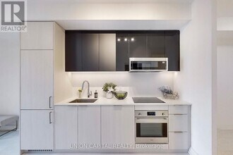 308 Jarvis St in Toronto, ON - Building Photo - Building Photo