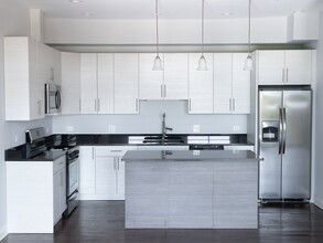 2515 W Lawrence Ave, Unit 5W in Chicago, IL - Building Photo - Building Photo