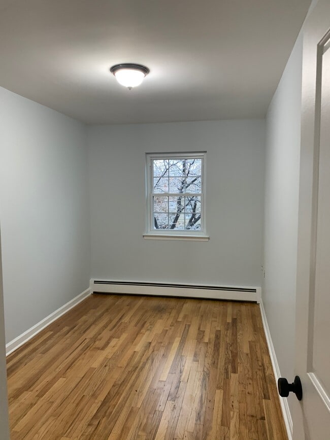 229 E 237th St, Unit 2nd floor in Bronx, NY - Building Photo - Building Photo