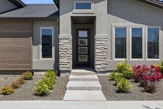 8432 W Meltwater Ln in Eagle, ID - Building Photo - Building Photo