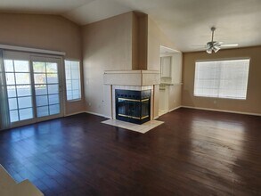 5201 S Torrey Pines Dr in Las Vegas, NV - Building Photo - Building Photo