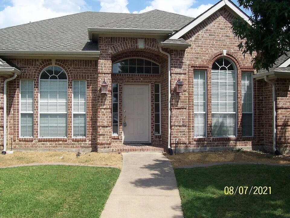 7900 Brookmount St in Plano, TX - Building Photo