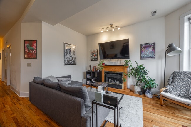 1935 N Wood St, Unit 2 in Chicago, IL - Building Photo - Building Photo