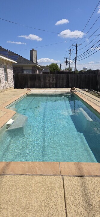 900 Shoal Creek Dr in Arlington, TX - Building Photo