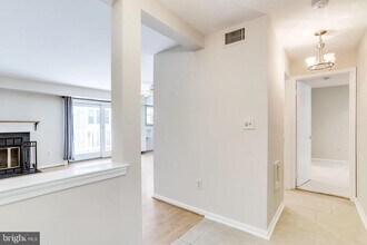 2429 S Walter Reed Dr in Arlington, VA - Building Photo - Building Photo