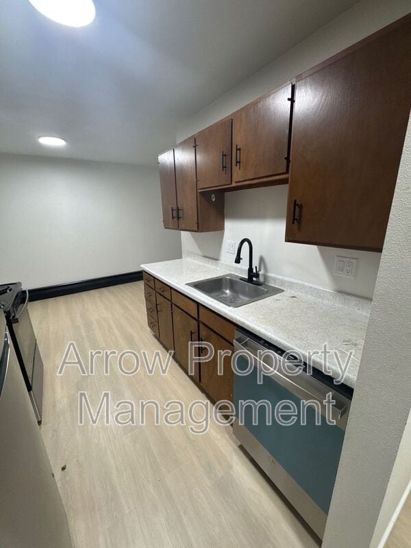 215 E Arbor Ave in Bismarck, ND - Foto de edificio - Building Photo